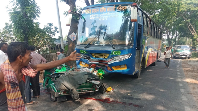 বোয়ালখালীতে বাস ও সিএনজি অটোরিকশার মুখোমুখি সংঘর্ষ, নিহত ৪