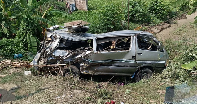 দাউদকান্দিতে মাইক্রোবাসে ট্রাকের ধাক্কায় নিহত ২