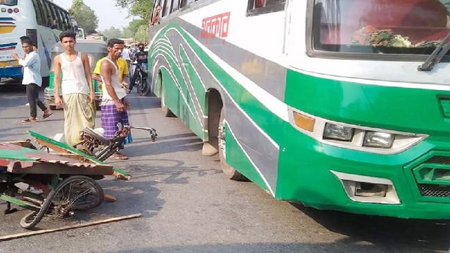 বাসচাপায় একই পরিবারের তিনজনসহ নিহত ৪