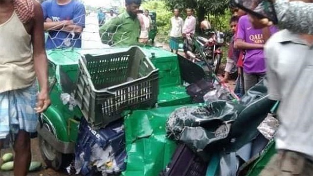 অটোরিকশা-কাভার্ডভ্যানের মুখোমুখি সংঘর্ষ, নিহত ২