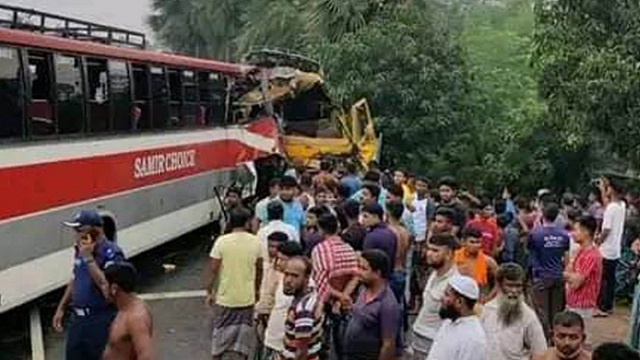 বাস-ট্রাকের মুখোমুখি সংঘর্ষ, হাসপাতালে ১৫