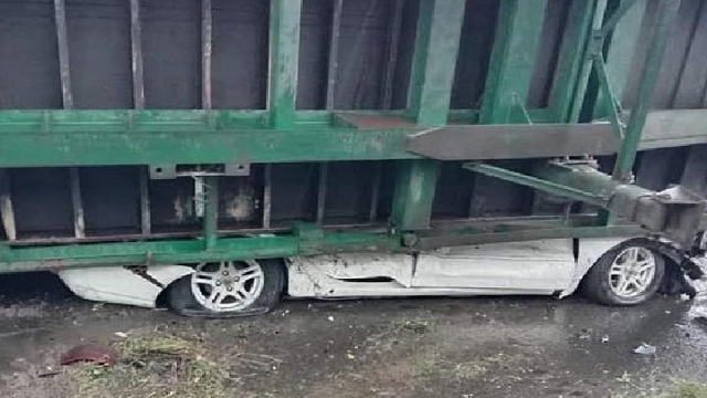 প্রাইভেটকারের ওপর লরি, অলৌকিকভাবে বাঁচলেন ৪ যাত্রী