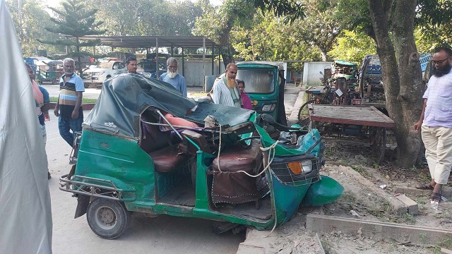 ঈশ্বরদী সড়কে ত্রিমুখী সংঘর্ষ, নিহত ২