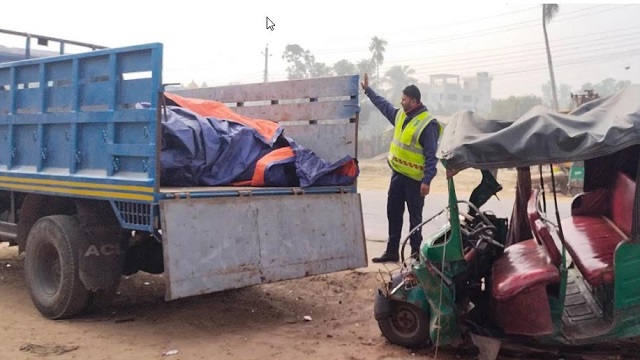 ঘন কুয়াশায় মিনিট্রাকের চাপায় নিহত ২