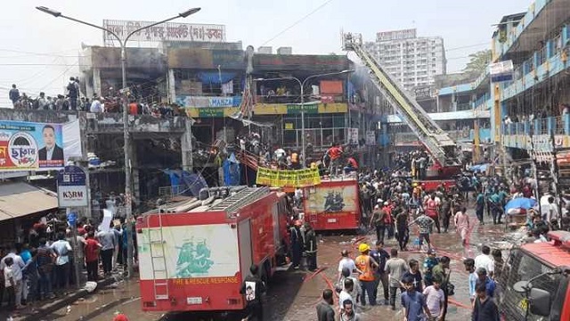 নিউ মার্কেটের আগুনে পুড়েছে আড়াইশ দোকান