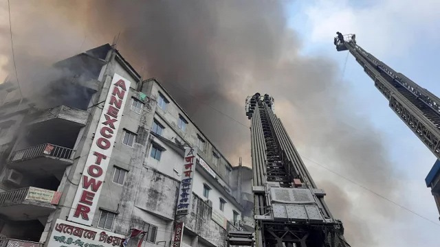এনেক্সকো টাওয়ারে এখনও পানি ছিটানো হচ্ছে