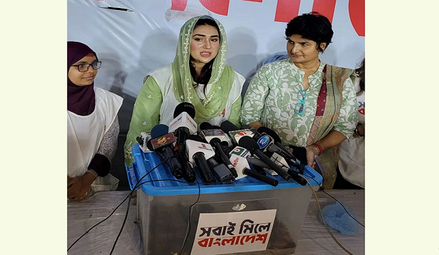 সুবিধাবঞ্চিত মানুষদের সাথে ইফতার করলেন অপু বিশ্বাস