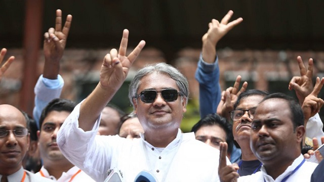 ‘ভি চিহ্ন’ দেখিয়ে একি বললেন মোহাম্মদ এ আরাফাত