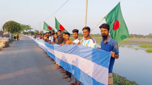 পাবনায় আর্জেন্টিনার ৬০০ ফুট লম্বা পতাকা বানালেন সমর্থকরা