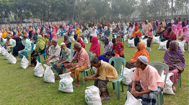 ঈদের আগেই অসহায়দের মাঝে সেনাবাহিনীর ঈদ উপহার