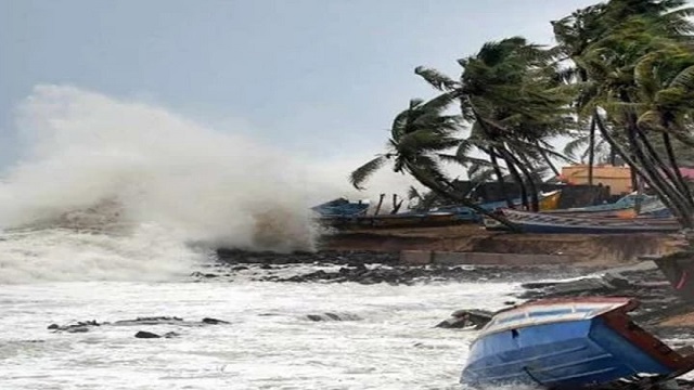 মোখা আতঙ্কে: সেন্টমার্টিনের মসজিদে কান্নার রোল