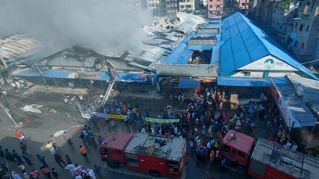 মোহাম্মদপুর  কৃষি মার্কেটের ভয়াবহ আগুন ৬ ঘণ্টার চেষ্টায় নিয়ন্ত্রণে, কিভাবে সূত্রপাত?