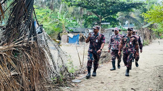 মানুষকে নিরাপদ আশ্রয়ে নিতে বিজিবির মাইকিং