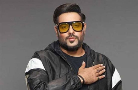 হাত জোর  করে ক্ষমা চাইলেন বাদশা 