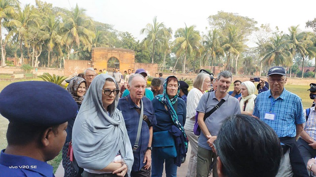 বাগেরহাটের ষাটগম্বুজ মসজিদ দেখে মুগ্ধ বিদেশি পর্যটকরা