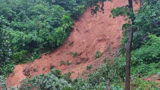 পাহাড়ধসে মা-মেয়ে নিহত, নিম্নাঞ্চল প্লাবিত