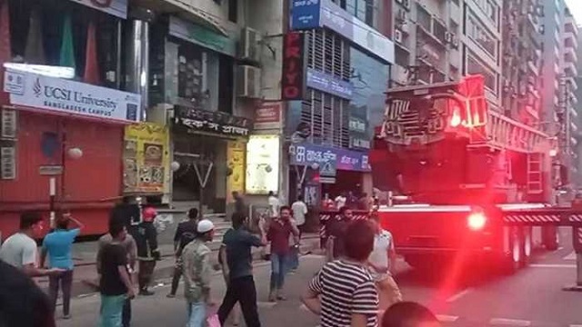 রাজধানীর বনানীর এআর টাওয়ারে আগুন নিয়ন্ত্রণে