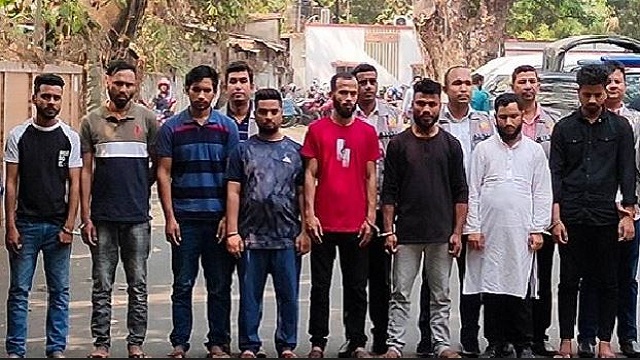 ডাচ্-বাংলা ব্যাংকের আড়াই কোটি টাকাসহ গ্রেপ্তার ৮