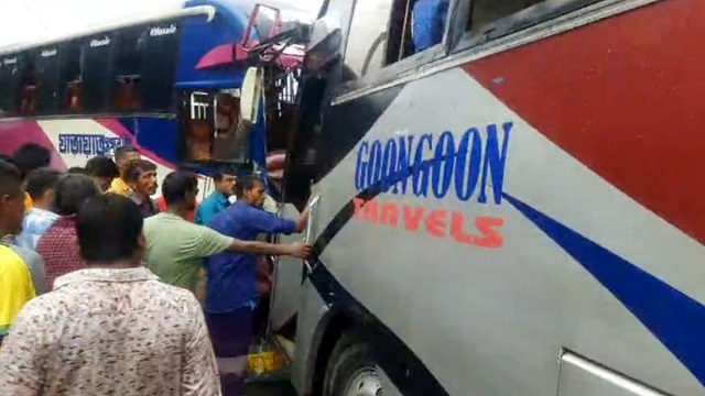 দুই বাসের মুখোমুখি সংঘর্ষে বৃদ্ধা নিহত, আহত ২৫