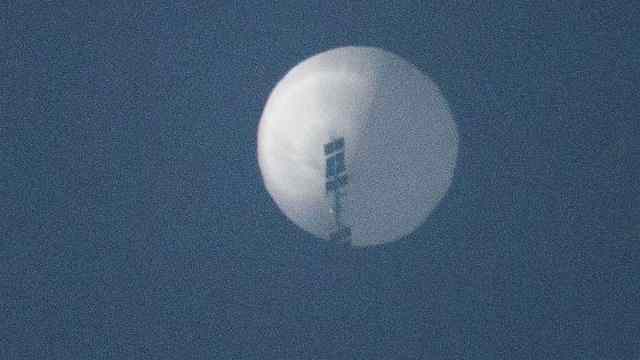 কানাডায় দেখা মিলল রহস্যময় বেলুন