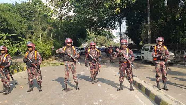 বিক্ষোভ-ভাঙচুর নারায়ণগঞ্জে, বিজিবি মোতায়েন আড়াইহাজারে