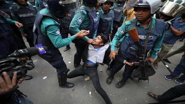 চট্টগ্রামে পুলিশের গাড়িতে বিএনপির আগুন-ভাঙচুর