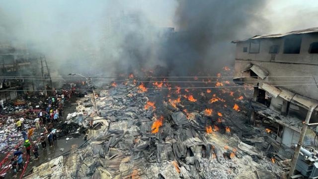 প্রায় সাড়ে ৬ ঘণ্টা পর বঙ্গবাজারের আগুন নিয়ন্ত্রণে