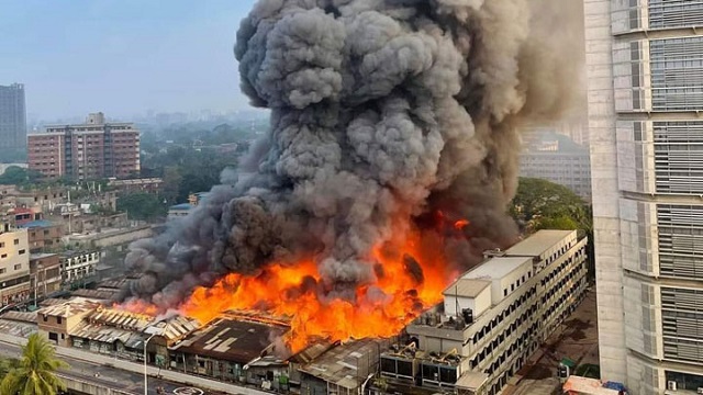 রাজধানীর বঙ্গবাজার মার্কেটে আগুন, নিয়ন্ত্রণে ৫০ ইউনিট