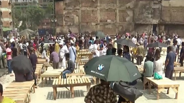 বঙ্গবাজারে চৌকি বসিয়ে বেচাবিক্রি শুরু