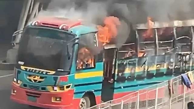 ধানমন্ডিতে যাত্রীবাহী বাসে আগুন দিয়েছে দুর্বৃত্তরা
