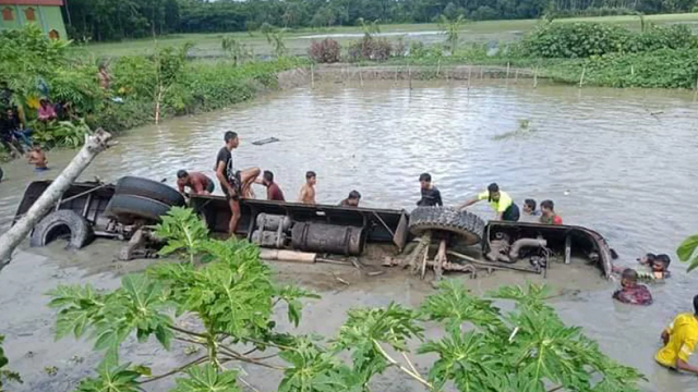 ঝালকাঠিতে নিয়ন্ত্রণ হারিয়ে বাস পুকুরে, নিহত ১৫ 