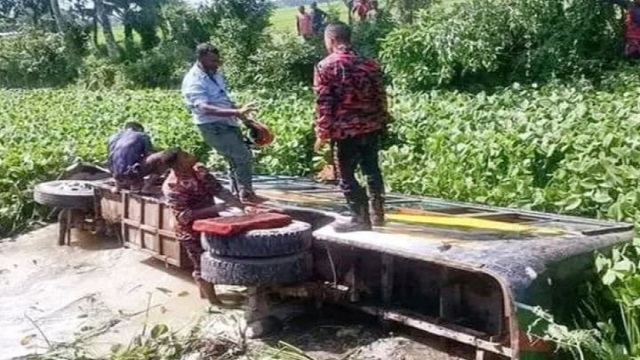 ওভারটেক করতে যাত্রীবাহী বাস খালে, হাসপাতালে ১২