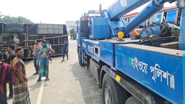 কুমিল্লায় বাসচাপায় পথচারীসহ প্রাণ গেলো তিন জনের, স্থানীয়রা কী জানালেন?