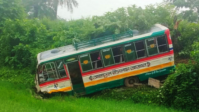গাজীপুরে পোশাক কারখানার বাস খাদে-চালক নিহত, যেভাবে ঘটলো দুর্ঘটনা?