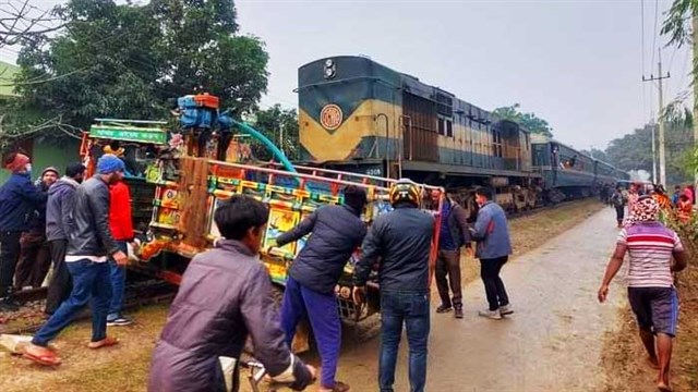 চাঁপাইনবাবগঞ্জে ট্রেনে কাটা পড়ে ৩ মাছ ব্যবসায়ী নিহত  