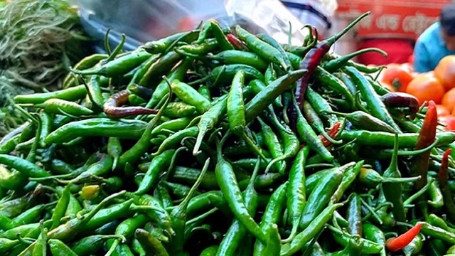 এক রাতেই বেড়ে গেল কাঁচা মরিচের ঝাঁজ, কেজি ৫০০