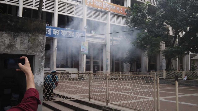 ঢাকা মহানগর আদালত প্রাঙ্গণে ককটেল বিস্ফোরণ