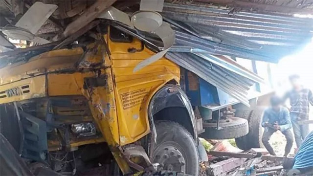 নিয়ন্ত্রণ হারিয়ে ছাত্রাবাসে ঢুকে পড়ল ট্রাক, আহত ১৩