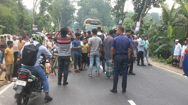 আ.লীগ নেতাকে পিটিয়ে মোটরসাইকেলসহ পুকুরে ফেলায় মহাসড়ক অবরোধ