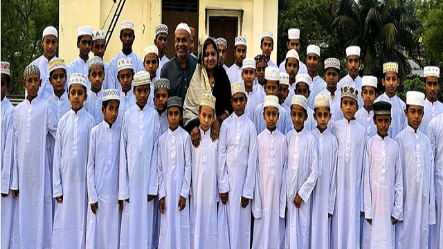 মাদরাসা শিক্ষার্থীদের মাঝে ঈদের পোশাক বিতরণ