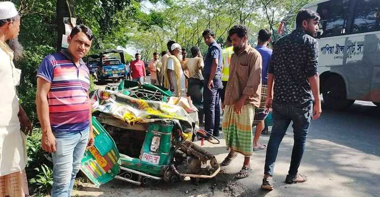 কুমিল্লায় বাসচাপায় মা-মেয়েসহ অটোরিকশার ৪ যাত্রী নিহত