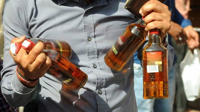 ভারতে বিষাক্ত মদপানে প্রাণ গেল ১১ জনের