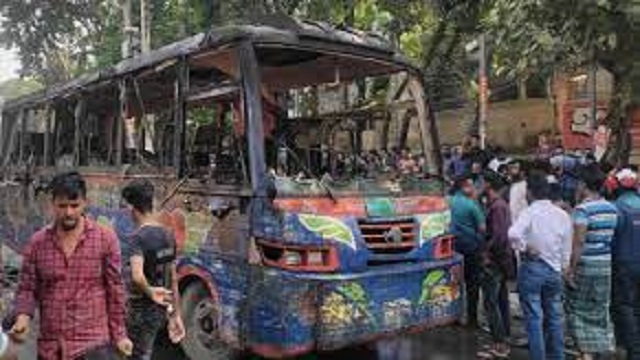 এবার মোহাম্মদপুরে টাউনহলের কাছে ২ বাসে আগুন!