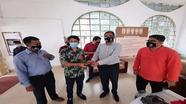 হলে উঠছেন ঢাবি শিক্ষার্থীরা