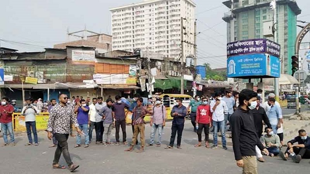 নীলক্ষেতে সড়ক অবরোধ ৭ কলেজ শিক্ষার্থীদের