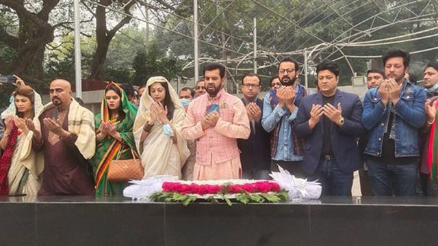 বঙ্গবন্ধু প্রতিকৃতিতে নবনির্বাচিত কমিটির শ্রদ্ধা নিবেদন 