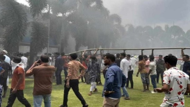 পোশাক কারখানার আগুন নিয়ন্ত্রণে, হাসপাতালে ২০