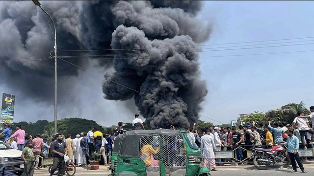 চট্টগ্রামে টায়ারের গোডাউনে আগুন, নিয়ন্ত্রণে ১১ ইউনিট