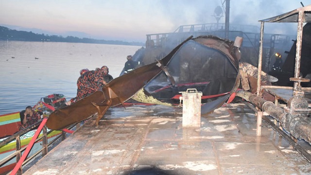 ১২ ঘণ্টা পর নিভল জাহাজের আগুন