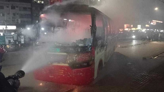 মতিঝিলে যাত্রীবাহী বাসে আগুন দিল দুর্বৃত্তরা